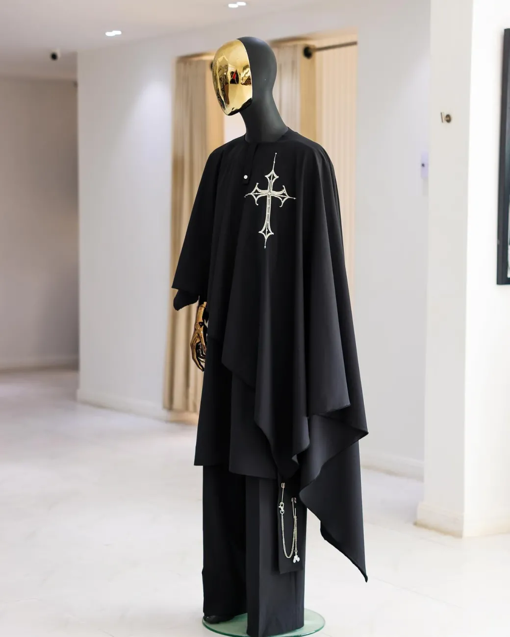 A Black Cross Neck Tragbada 2