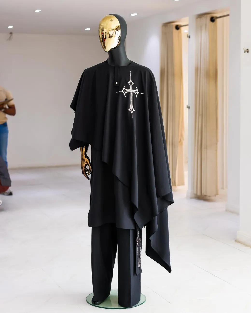 A Black Cross Neck Tragbada 2