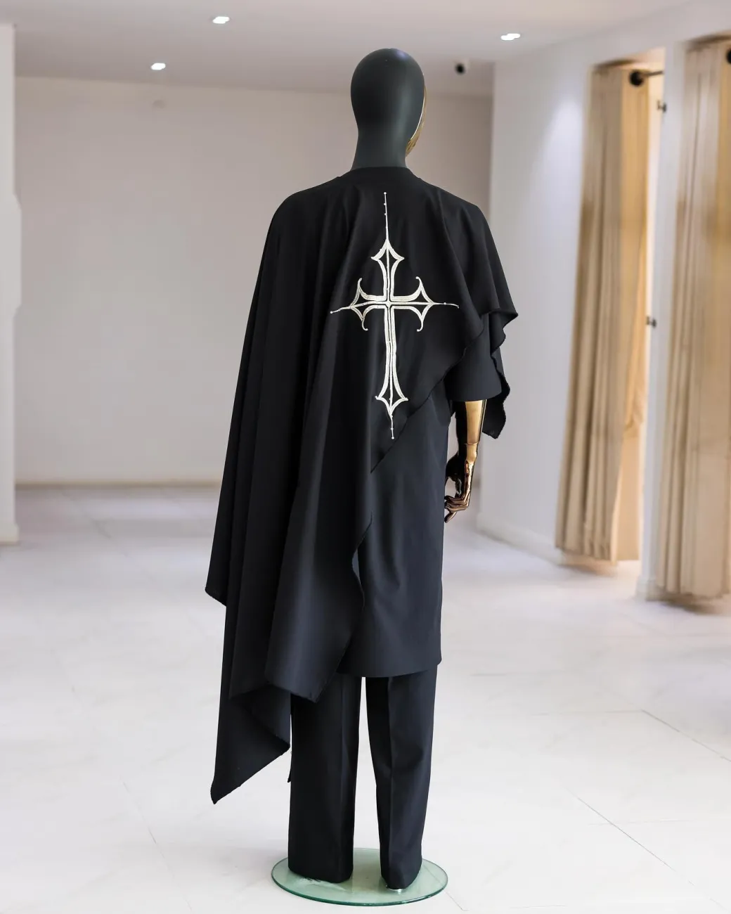 A Black Cross Neck Tragbada 2