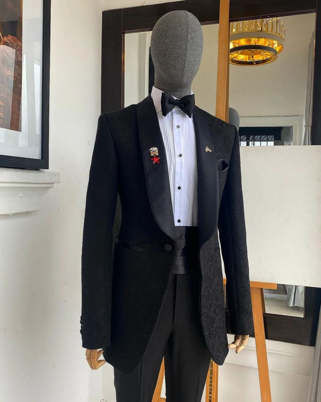 A Black Floral Jacquard Shawl Lapel Tuxedo Suit
