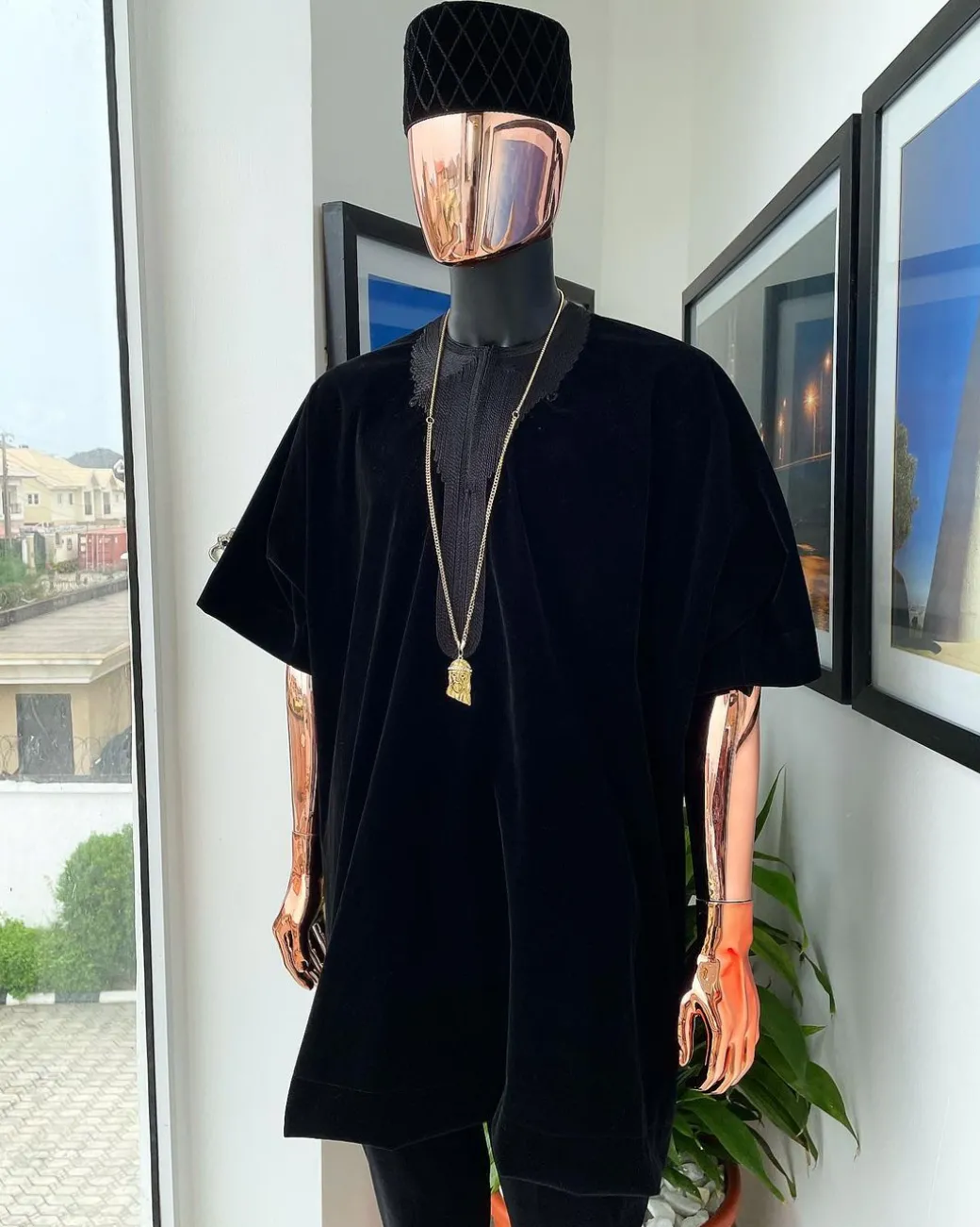 A charcoal black “daftan” from soaked Italian velvet