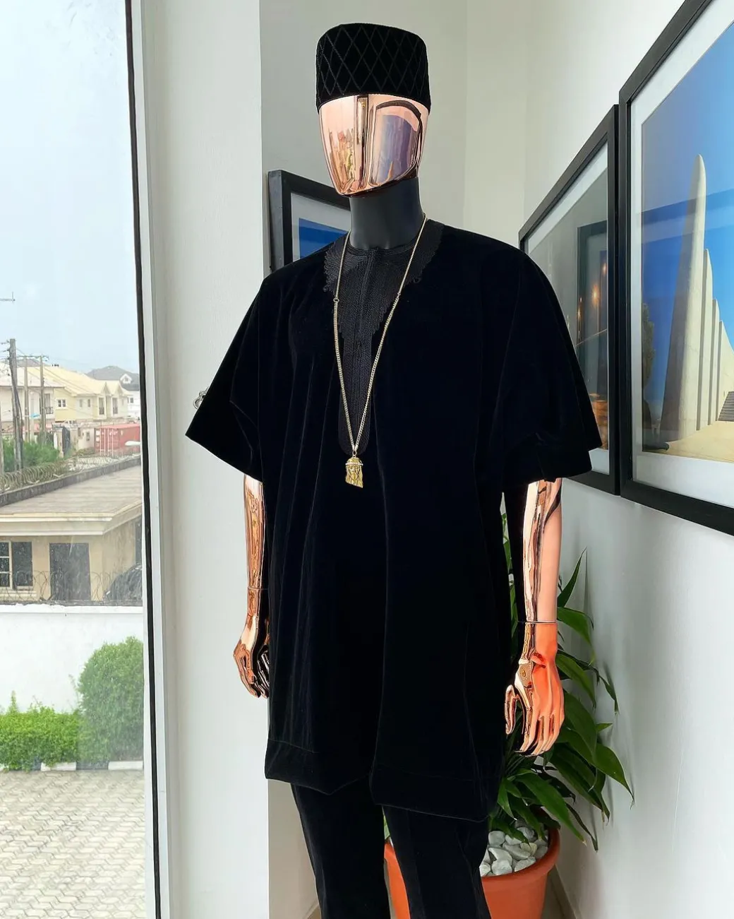 A charcoal black “daftan” from soaked Italian velvet