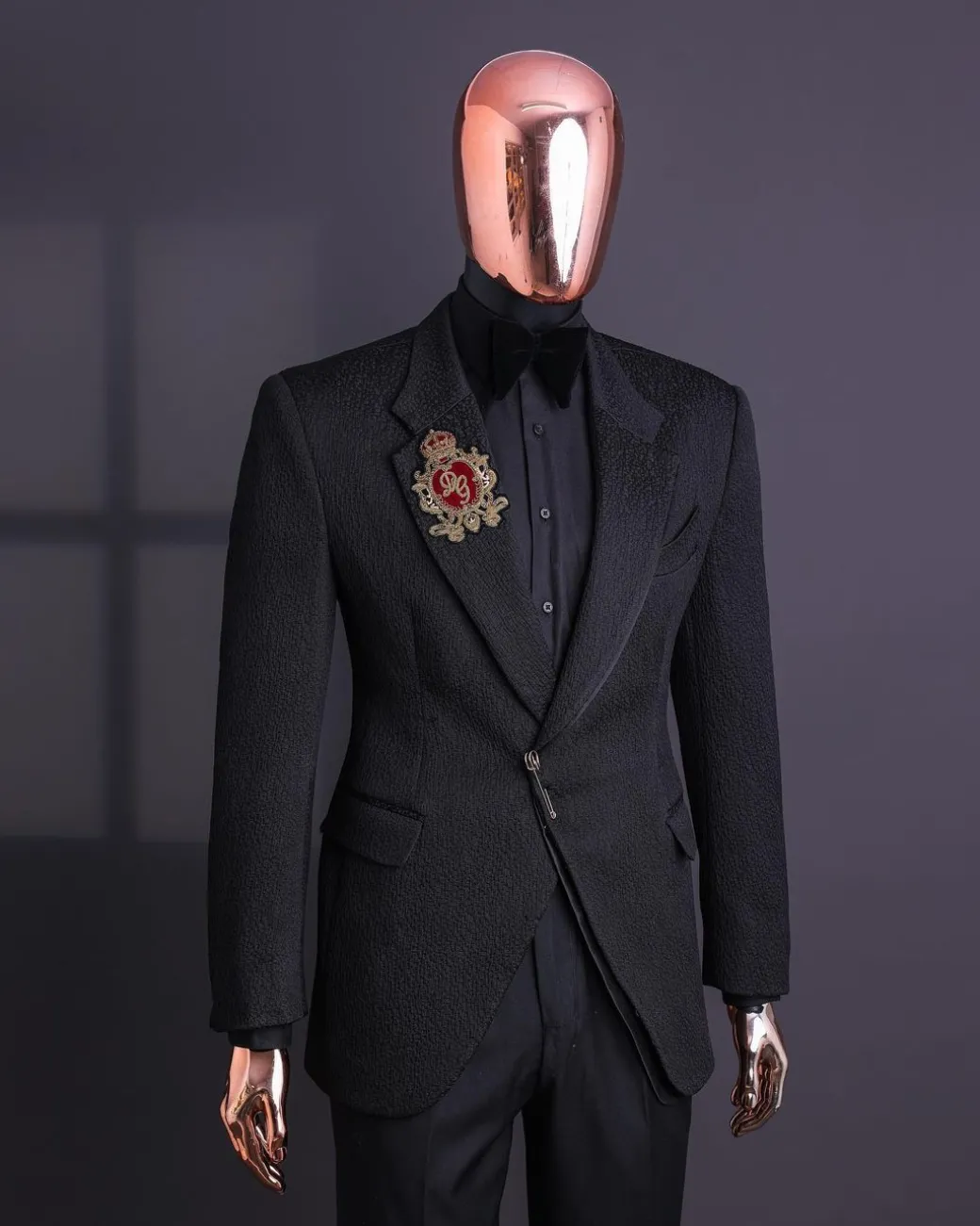 A charcoal black mushroom pattern jacquard, metallic wire patch, notch lapel suit