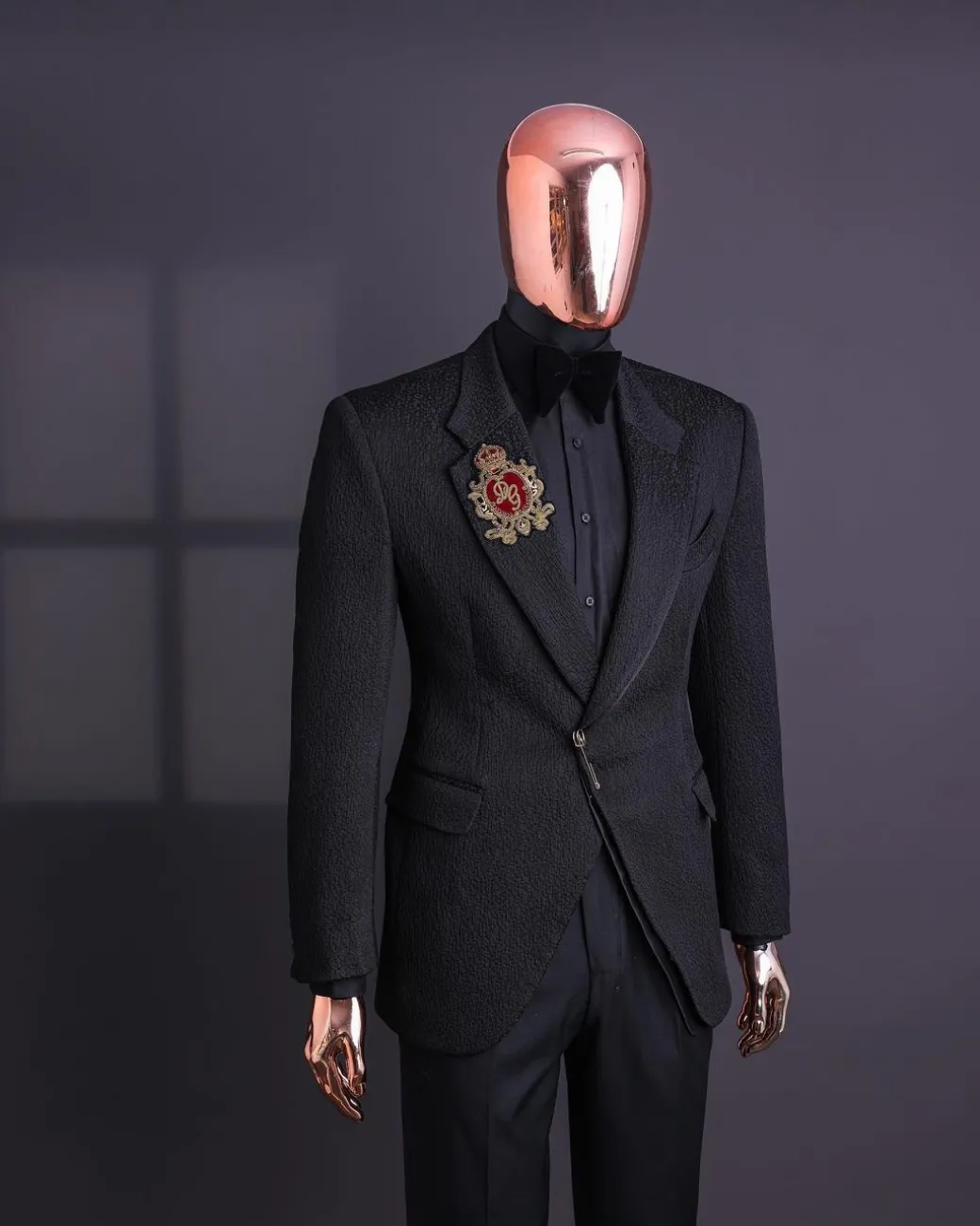 A charcoal black mushroom pattern jacquard, metallic wire patch, notch lapel suit