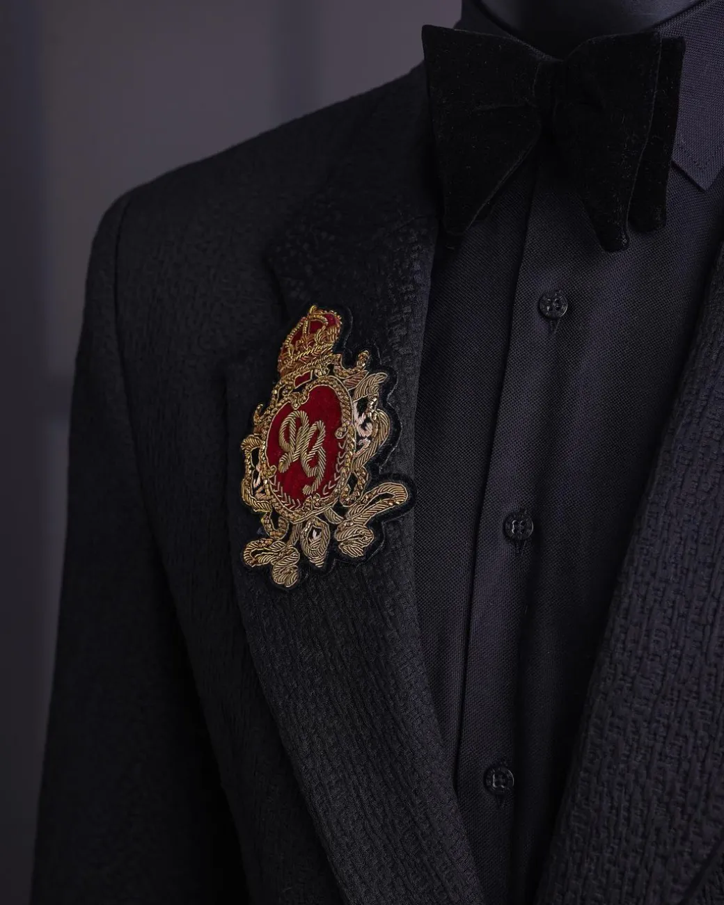 A charcoal black mushroom pattern jacquard, metallic wire patch, notch lapel suit