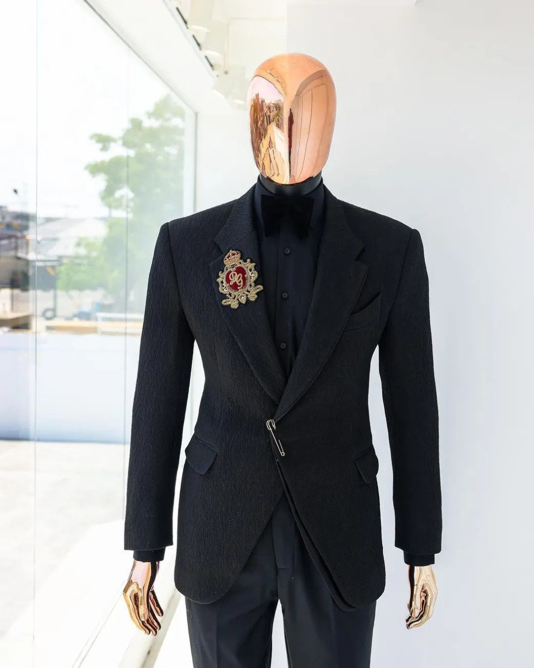 A charcoal black mushroom pattern jacquard, metallic wire patch, notch lapel suit