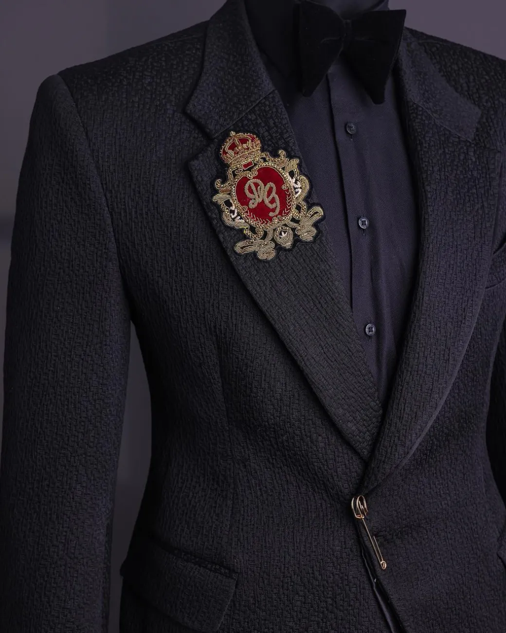 A charcoal black mushroom pattern jacquard, metallic wire patch, notch lapel suit