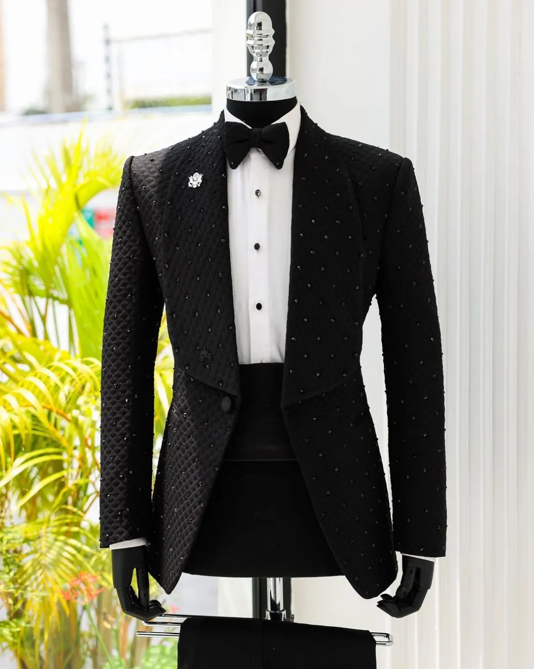 A Charcoal Black Square-Patterned Jacquard Shawl Lapel Tuxedo Suit