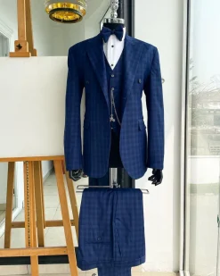 A checkered pattern, peak lapel, 2 button suit