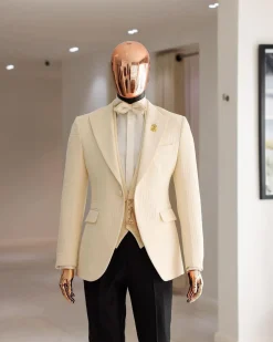 A Cream-White Peak Lapel, Stuffed Or Slanted Square-Patterned Jacquard Jacket.