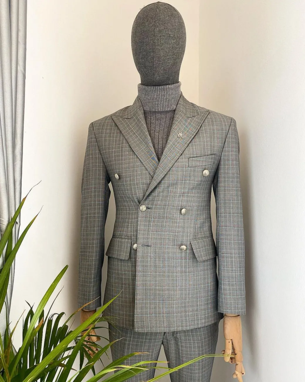 A Grey classic prince of wales peak lapel check fabric double breasted suit