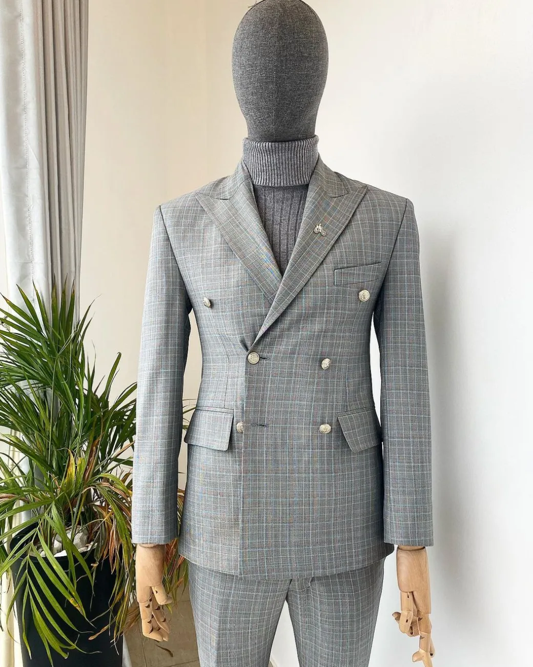 A Grey classic prince of wales peak lapel check fabric double breasted suit