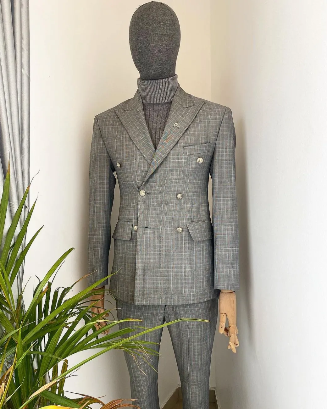 A Grey classic prince of wales peak lapel check fabric double breasted suit