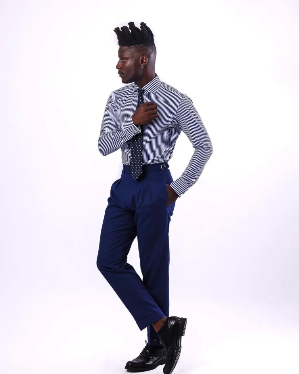 A knitted elastic, white and blue stripe shirt.