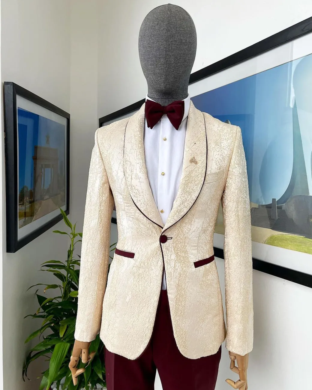 A “Mandarin” dispersed gold ruffle pattern burgundy shawl lapel jacquard suit