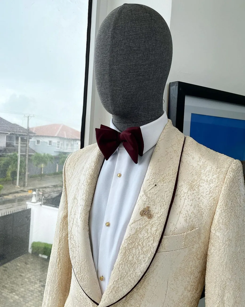 A “Mandarin” dispersed gold ruffle pattern burgundy shawl lapel jacquard suit
