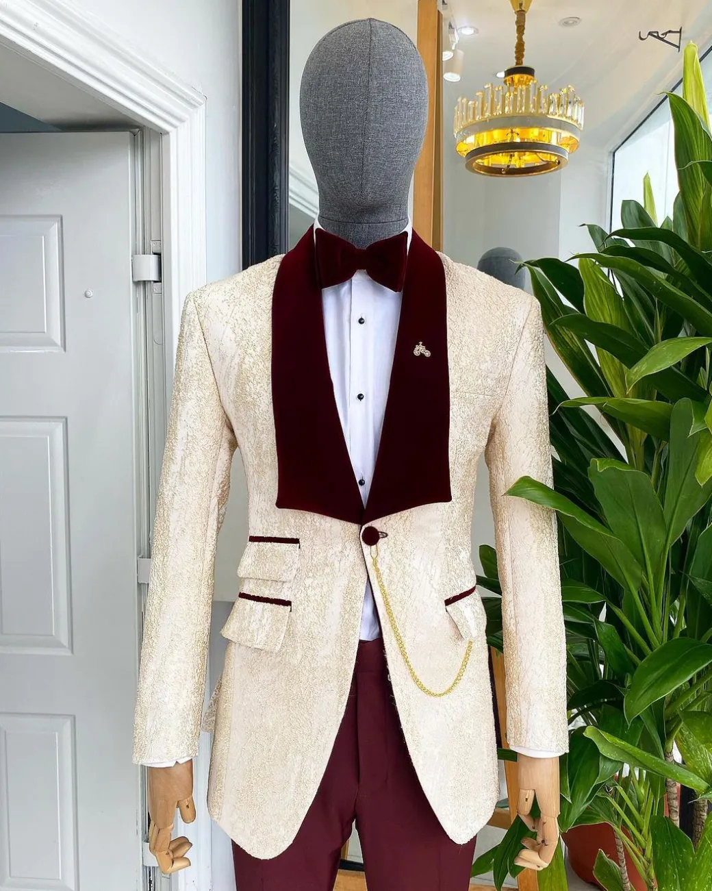 A “Mandarin” dispersed gold ruffle pattern burgundy shawl lapel jacquard suit