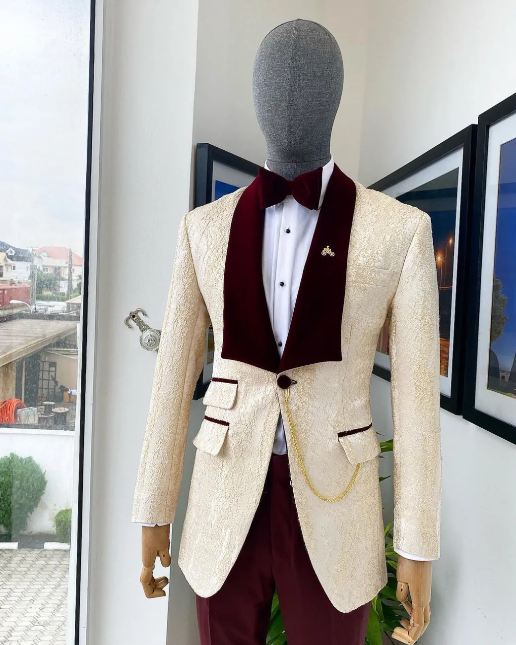 A “Mandarin” dispersed gold ruffle pattern burgundy shawl lapel jacquard suit