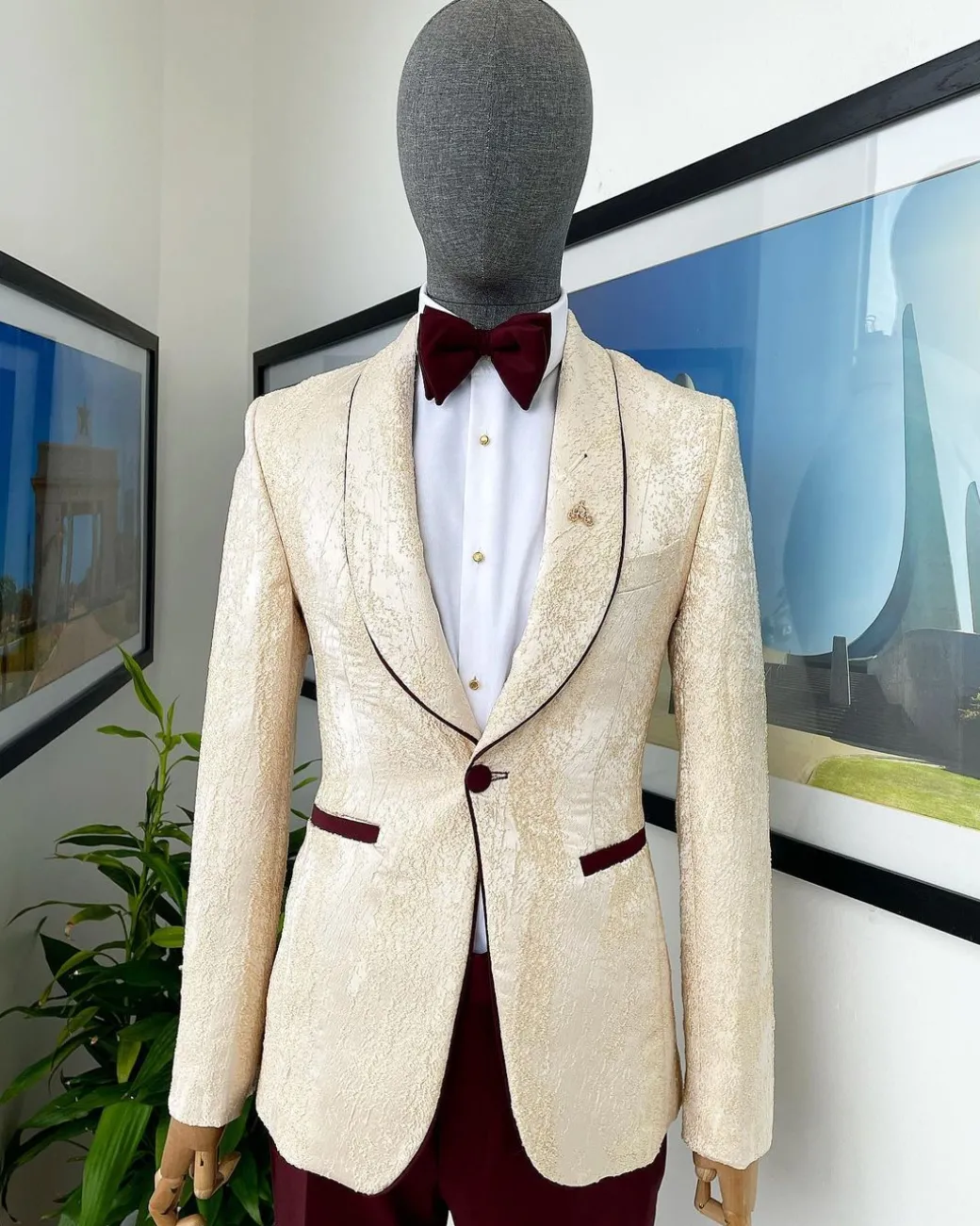 A “Mandarin” dispersed gold ruffle pattern burgundy shawl lapel jacquard suit