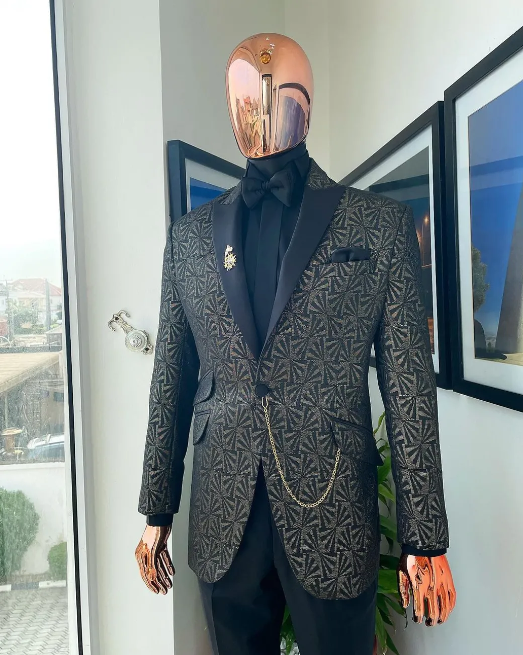 A metallic coarse and geometric pattern jacquard peak lapel dinner suit