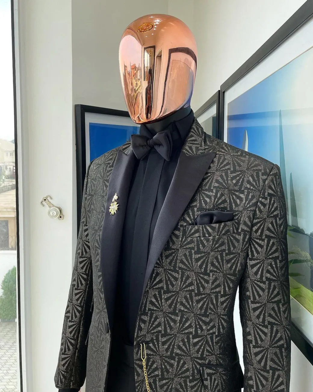 A metallic coarse and geometric pattern jacquard peak lapel dinner suit