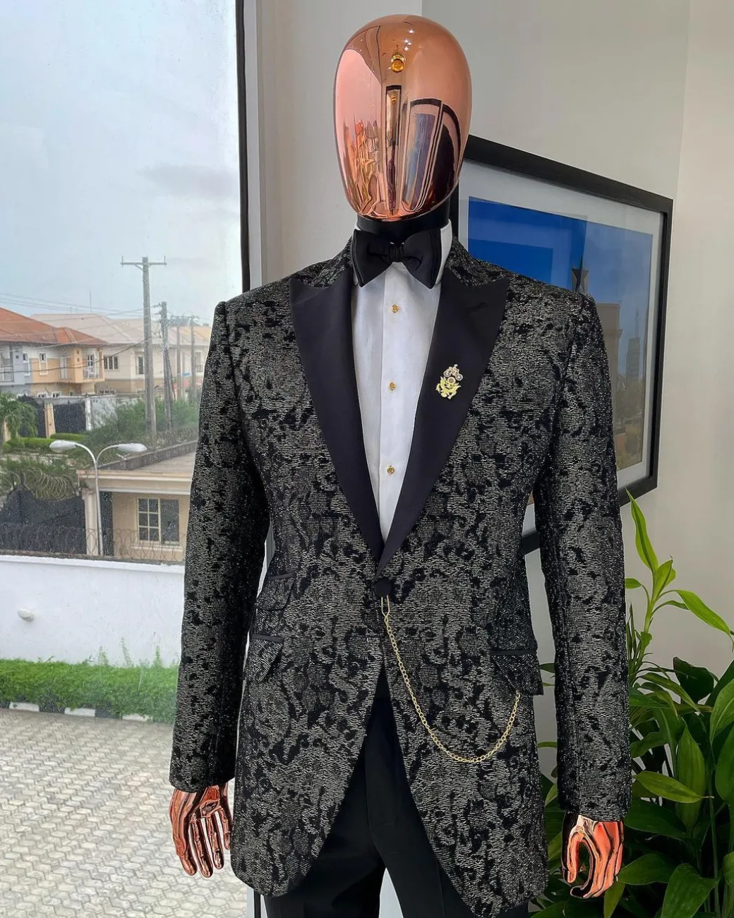 A Metallic coarse pattern jacquard peak lapel tuxedo Suit