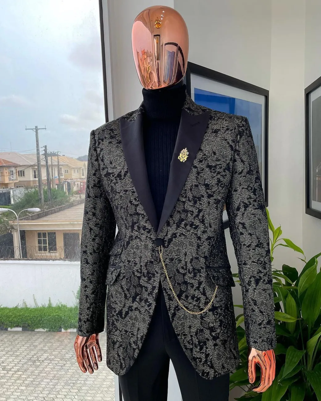 A Metallic coarse pattern jacquard peak lapel Suit