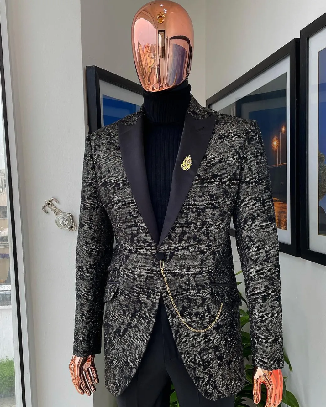 A Metallic coarse pattern jacquard peak lapel Suit