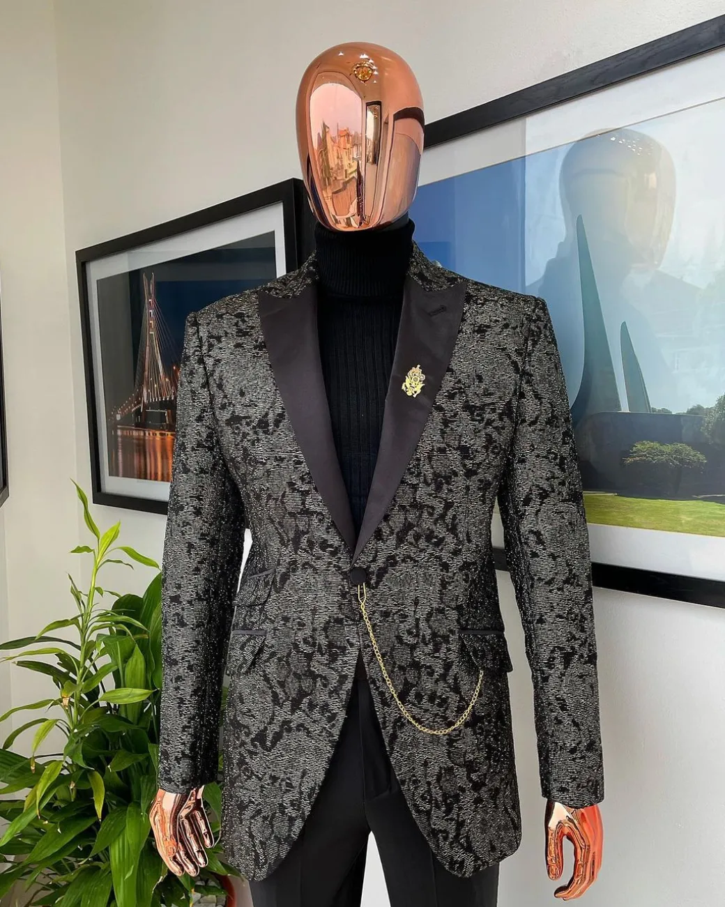 A Metallic coarse pattern jacquard peak lapel Suit