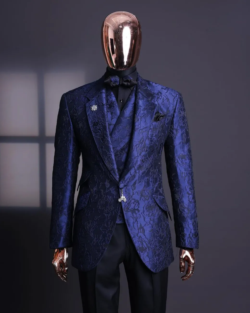 A Navy blue, knitted, root floral jacquard notch lapel suit.