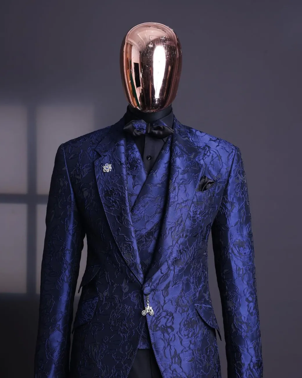 A Navy blue, knitted, root floral jacquard notch lapel suit.