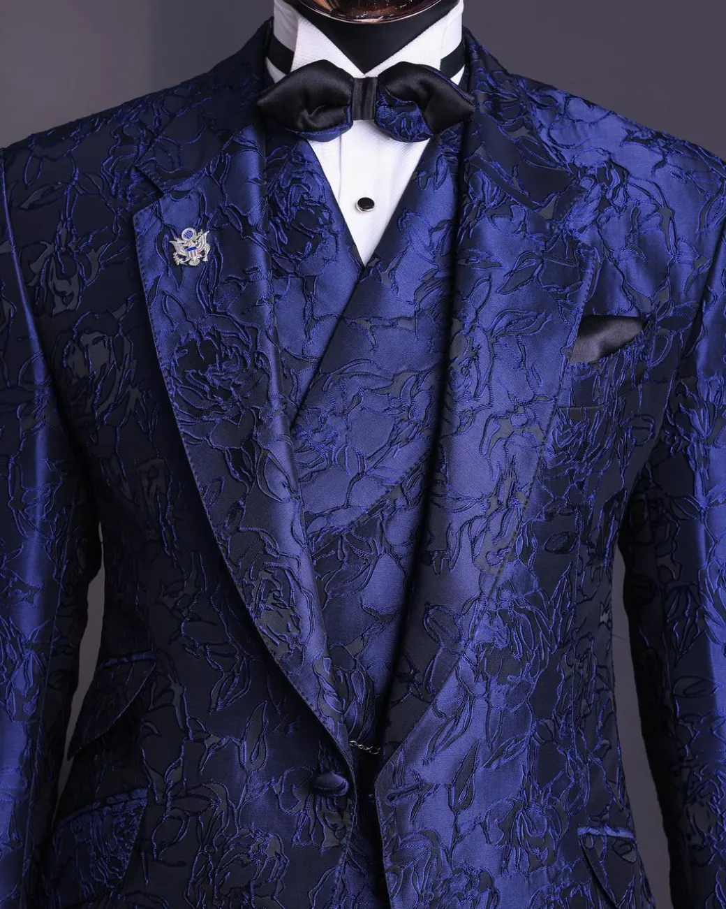 A Navy blue, knitted, root floral jacquard notch lapel suit