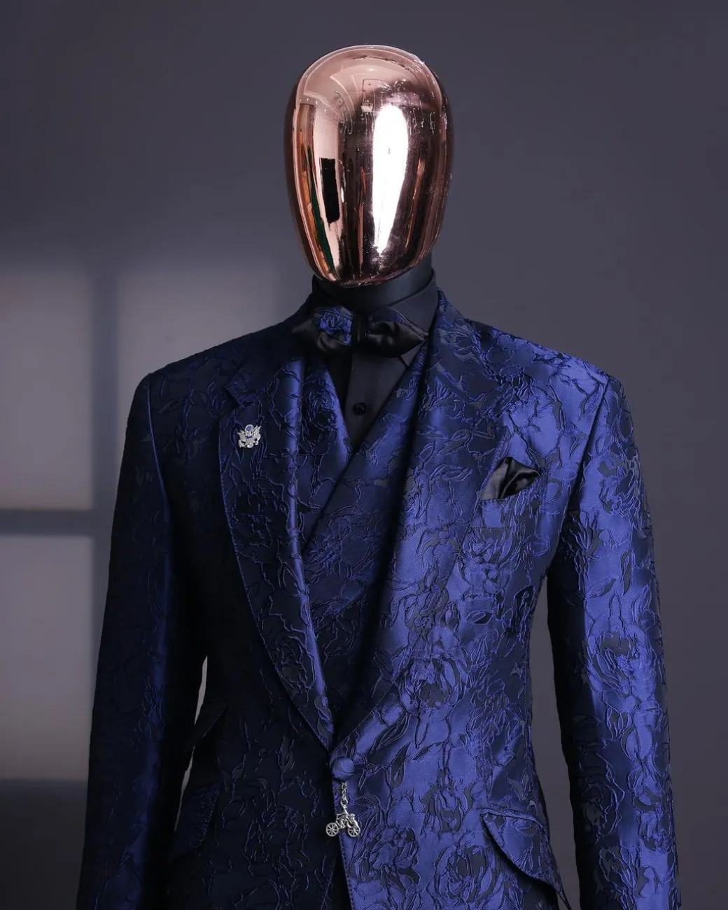 A Navy blue, knitted, root floral jacquard notch lapel suit.