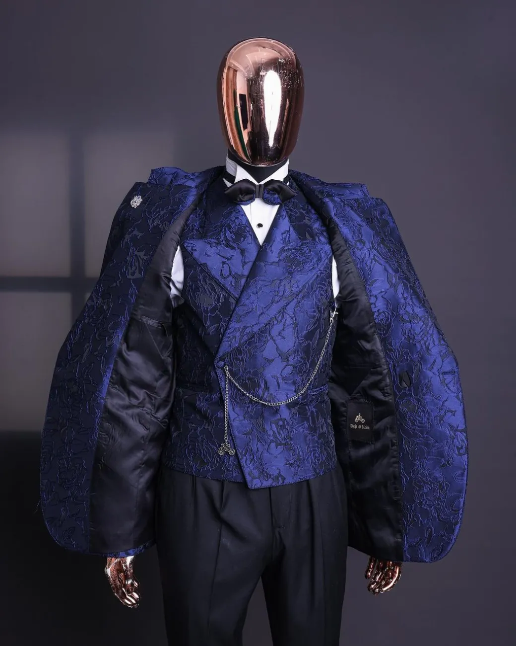 A Navy blue, knitted, root floral jacquard notch lapel suit