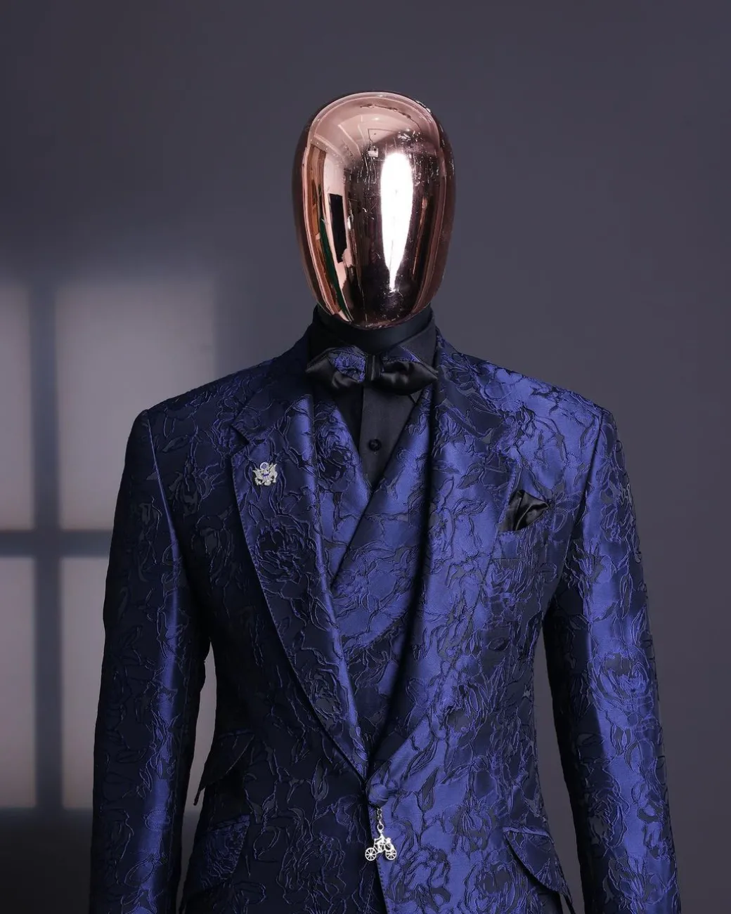 A Navy blue, knitted, root floral jacquard notch lapel suit.