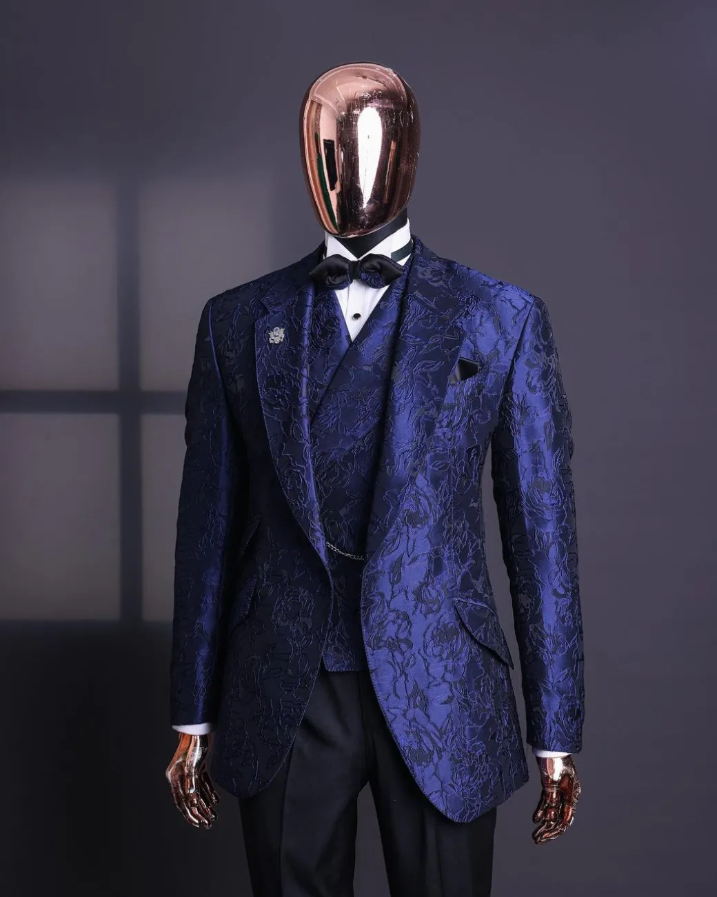 A Navy blue, knitted, root floral jacquard notch lapel suit