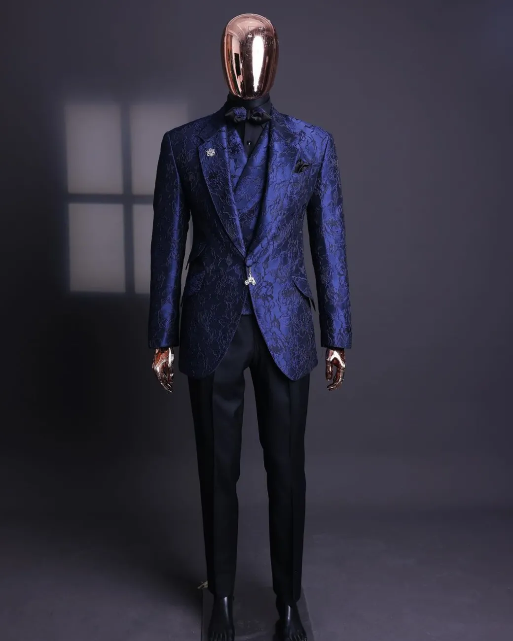A Navy blue, knitted, root floral jacquard notch lapel suit.
