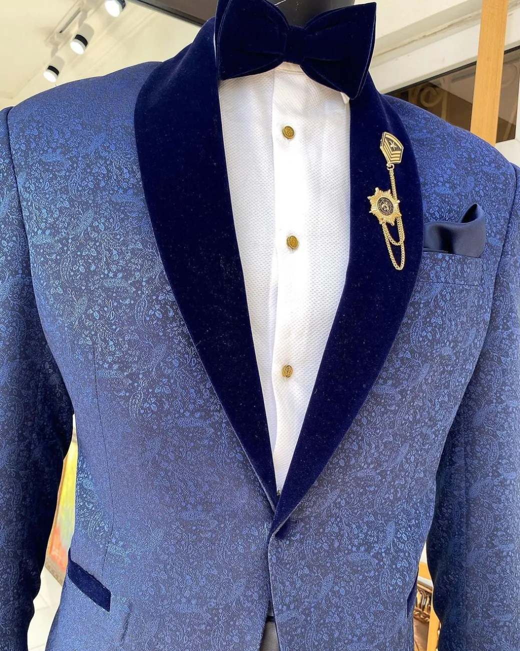 A Navy blue shawl lapel floral pattern jacquard blazer suit