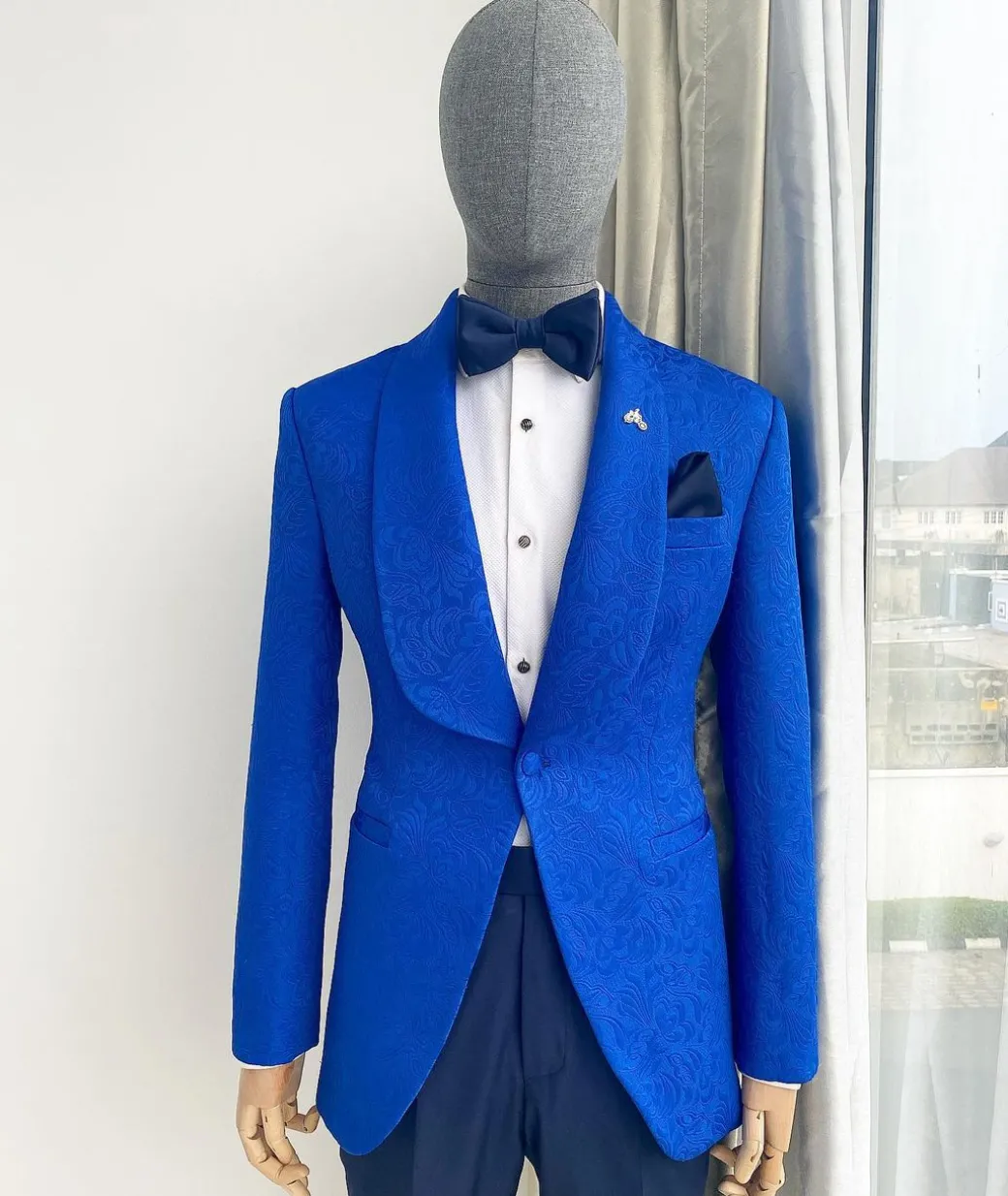 A Royal Blue floral pattern jacquard shawl lapel tuxedo suit