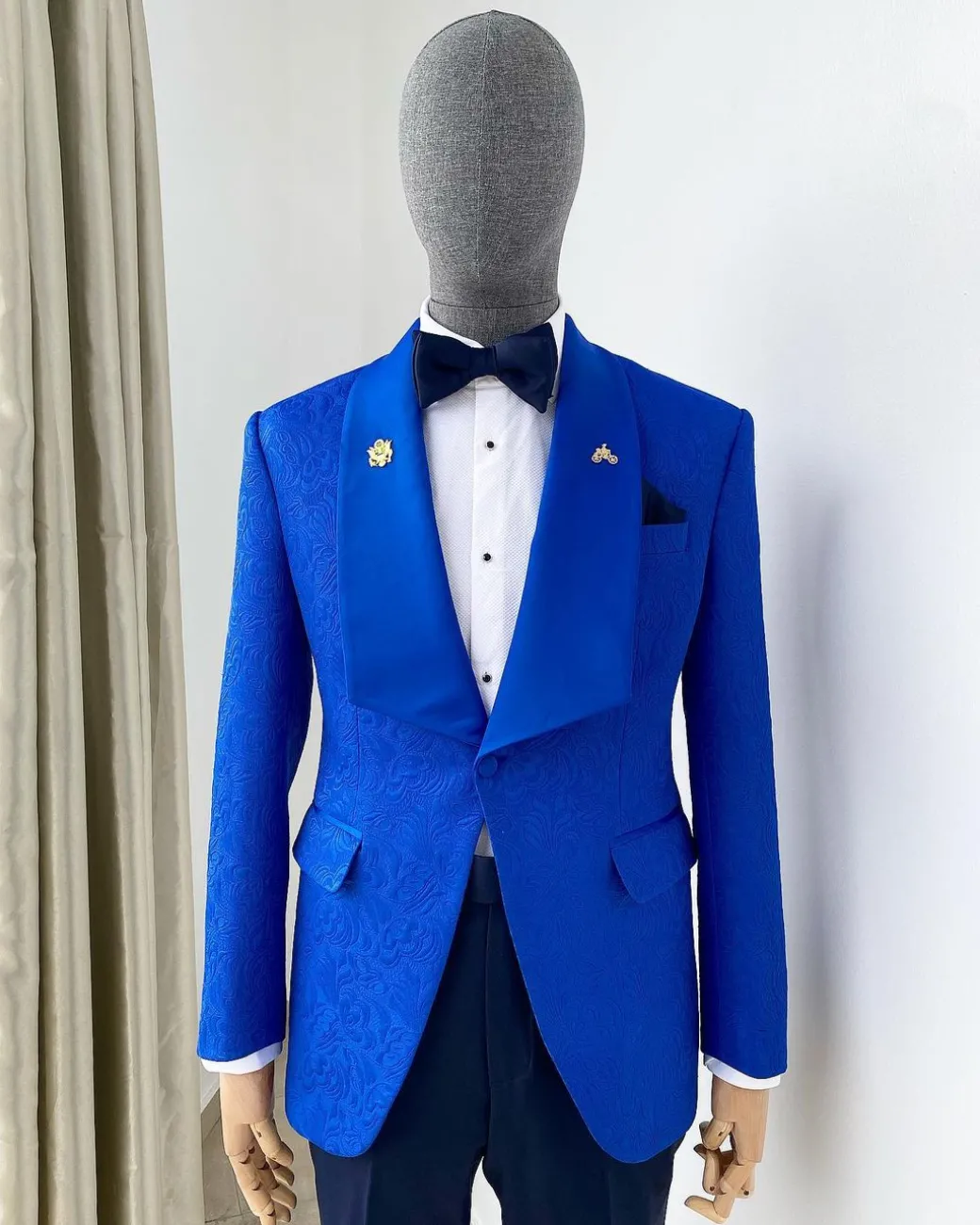 A Royal Blue floral pattern jacquard shawl lapel tuxedo suit