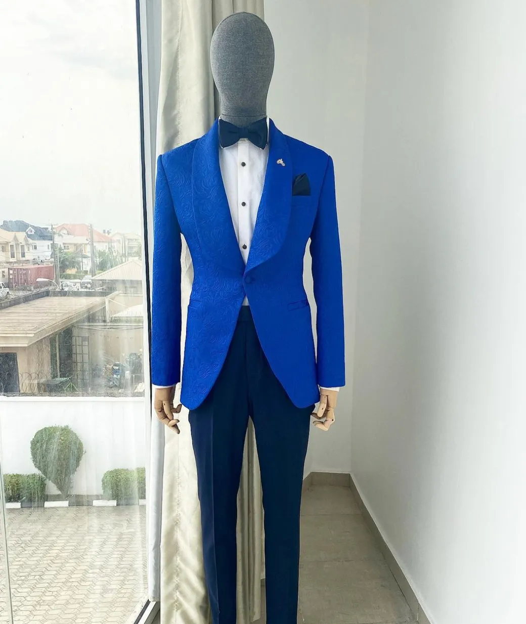 A Royal Blue floral pattern jacquard shawl lapel tuxedo suit