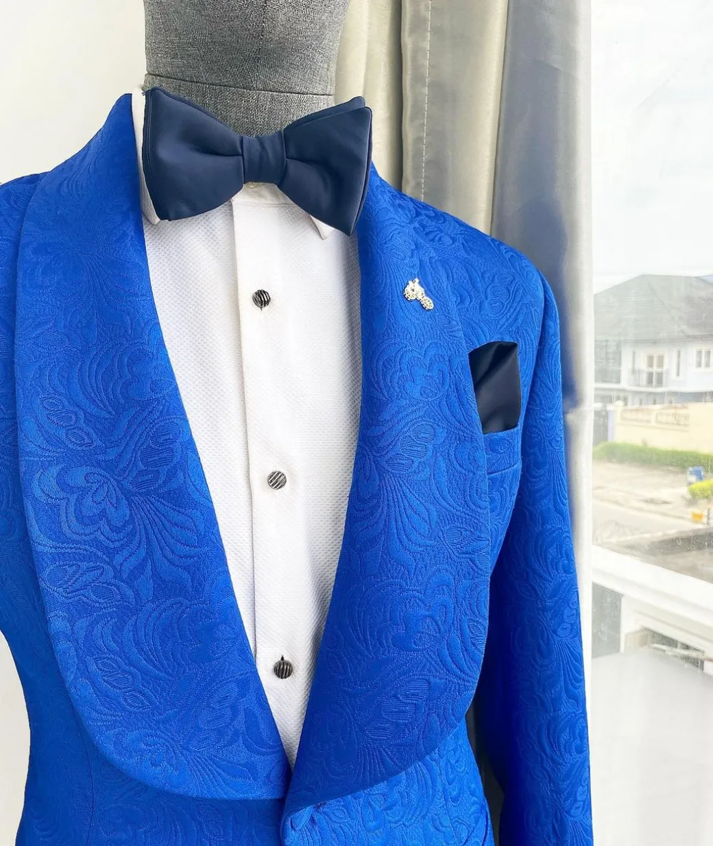 A Royal Blue floral pattern jacquard shawl lapel tuxedo suit