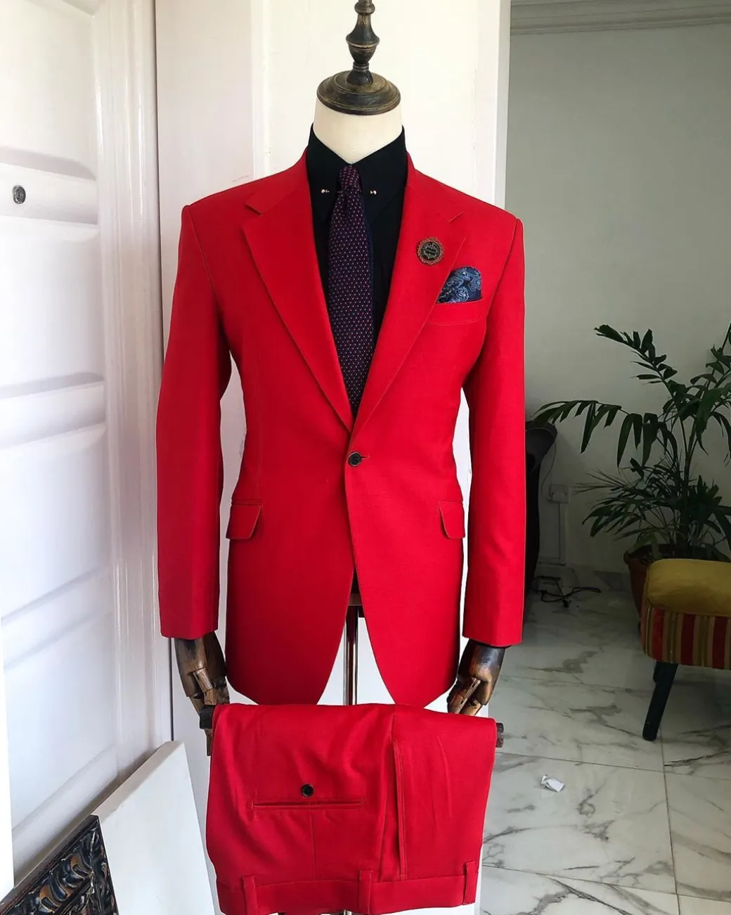 A Tomato Red Notch Lapel Business Suit