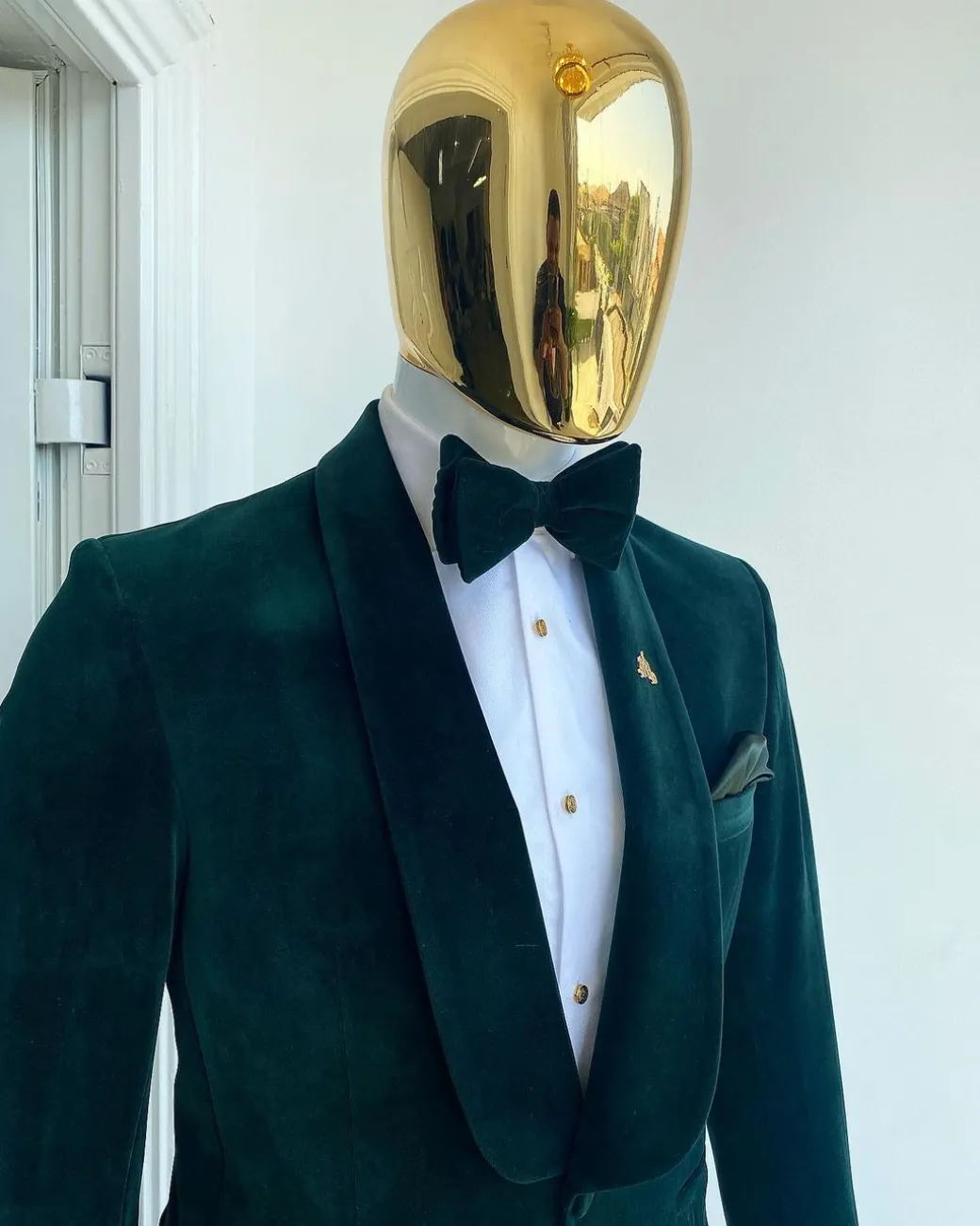 An Emerald Green Shawl Lapel Velvet Tuxedo Suit