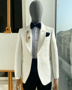 An Ivory white dispersed floral pattern jacquard shawl lapel blazer suit