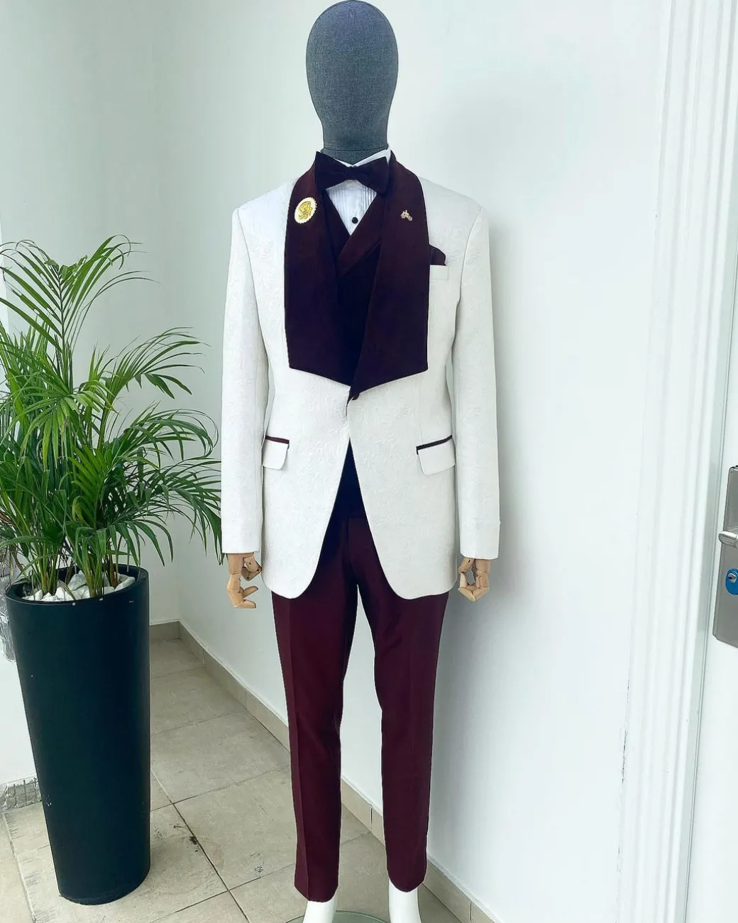 An Ivory white floral pattern jacquard shawl lapel tuxedo suit
