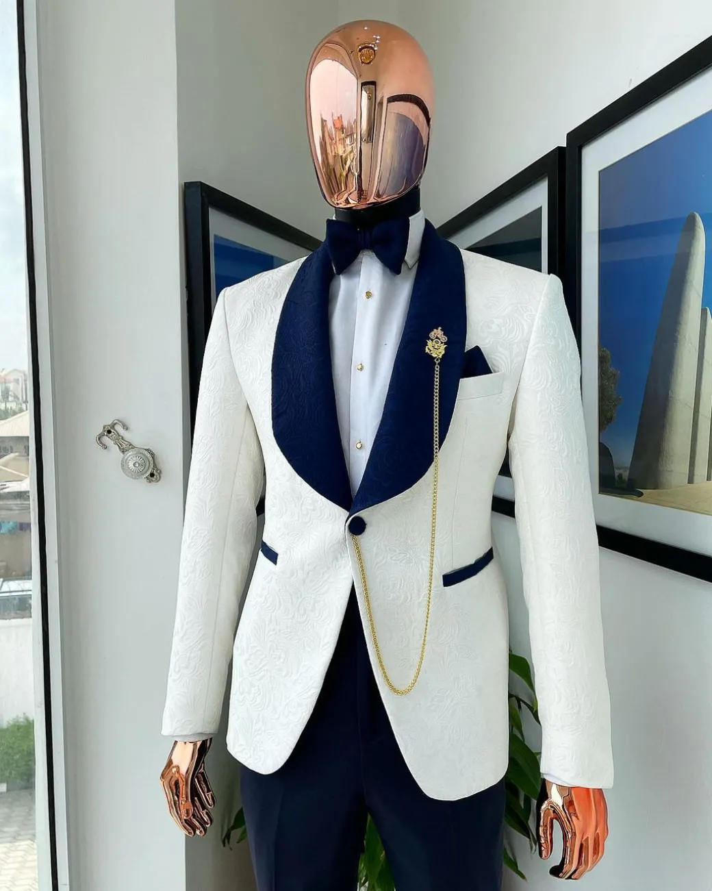 An Ivory white Floral pattern jacquard shawl lapel Suit