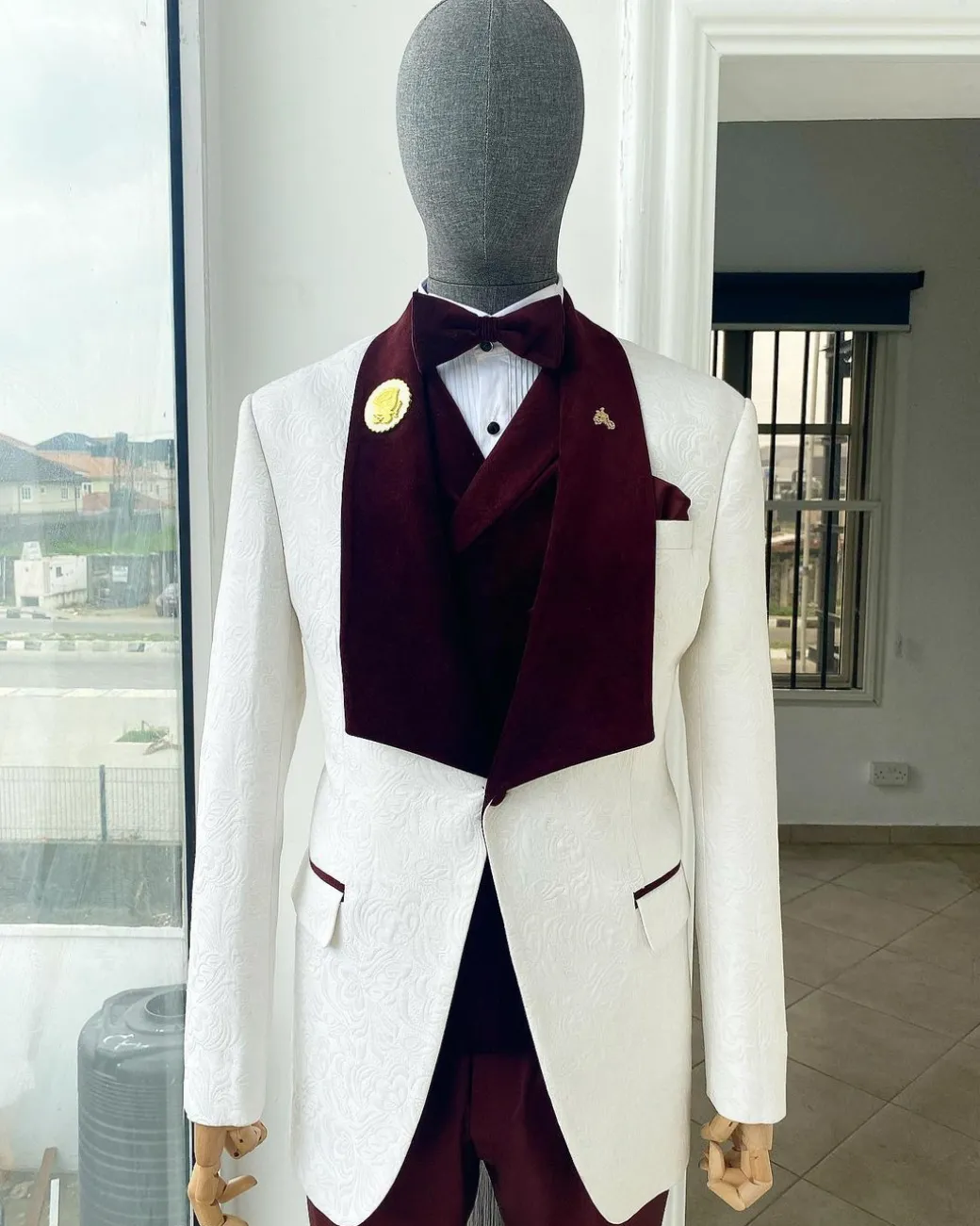 An Ivory white floral pattern jacquard shawl lapel tuxedo suit