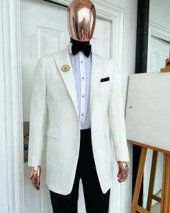 An Ivory White Peak Lapel Business Suit