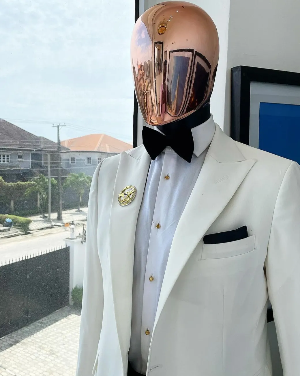 An Ivory White Peak Lapel Business Suit